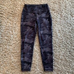 Lolë Black and Grey Camo Crop High Waist Leggings Women’s Size M